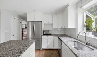 16 Ramblewood Dr, Branford, CT 06405