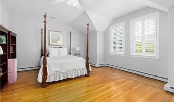 75 N Cliff Dr, Narragansett, RI 02882