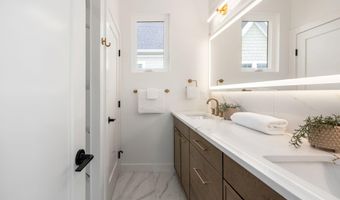 2001 N GEORGE MASON Dr, Arlington, VA 22207