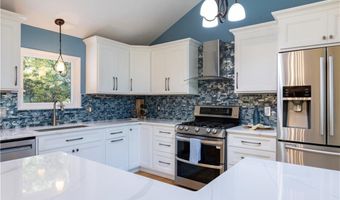 8 Robin Dr, North Kingstown, RI 02852