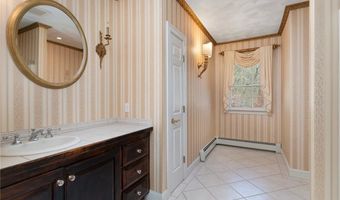 4 Christopher Dr, Lincoln, RI 02865