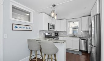 18 Lakeview Dr, Narragansett, RI 02882