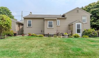 8 Spruce Ave, Middletown, RI 02842