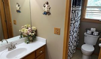 15733 Pine Cir, Basehor, KS 66007