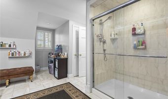 152 Glen Hills Dr, Cranston, RI 02920