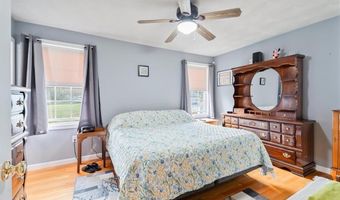 80 TOMAHAWK Trl, Cranston, RI 02921