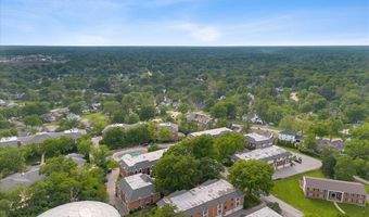 910 Claytonbrook Dr 1, Ballwin, MO 63011