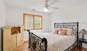 15733 Pine Cir, Basehor, KS 66007