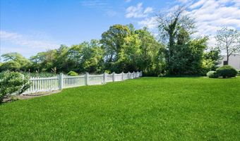 200 Merrick Rd R, Amityville, NY 11701