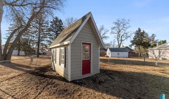 606 N 3rd St, Beresford, SD 57004