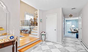 2 Violet Ct, Bergenfield, NJ 07621