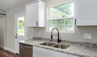 401 E Crescent St, Aurora, MO 65605