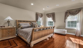 12 White Oak Ln 112, Aberdeen, NJ 07747
