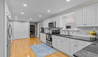 123 Stone Gate Dr, North Kingstown, RI 02852
