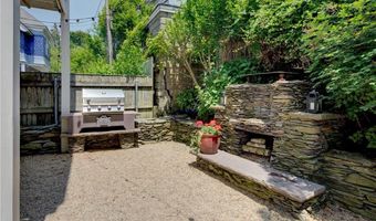 60 Division St, Newport, RI 02840