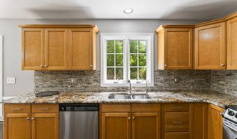 24 Ken Oaks Dr, Danbury, CT 06810