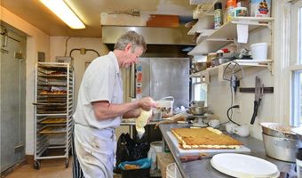 72 E Main Rd, Middletown, RI 02842