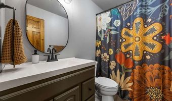 149 Country Club Ct, Anamosa, IA 52205