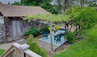25 Renfrew Ave, Middletown, RI 02842