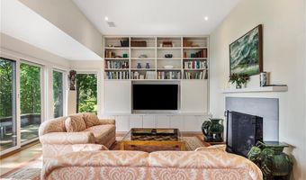 4 Alpond Dr, Newport, RI 02840