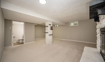 270 E Skyline Dr, Ballwin, MO 63011