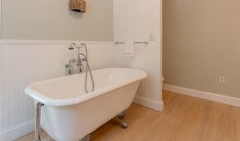 122 Sylvan Dr, East Greenwich, RI 02818