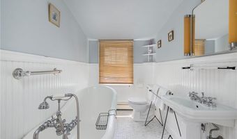 153 Hamilton Ave, Jamestown, RI 02835