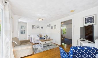 13 Deangelis Dr, Narragansett, RI 02882