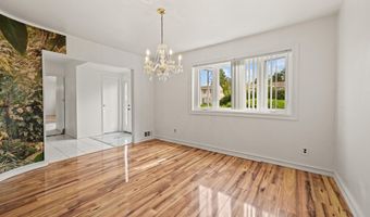 20 Sunshine Ln, Amityville, NY 11701