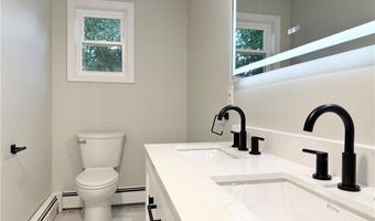 7 Simmons Rd, Barrington, RI 02806