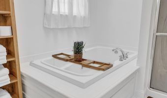 40 Hillview Dr, Bangor, ME 04401
