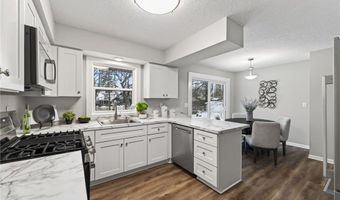 907 40th Ln, Anoka, MN 55303