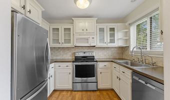 27 Crows Nest Ln 7E, Danbury, CT 06810