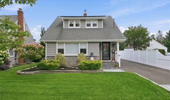 12 S Bay Ave, Amityville, NY 11701