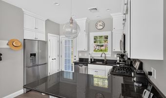 2 Kings Pine Ln, Arundel, ME 04046
