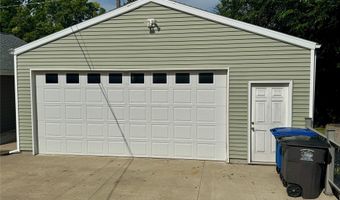 870 39th St, Des Moines, IA 50312