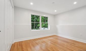 14 Redwood St, Bergenfield, NJ 07621