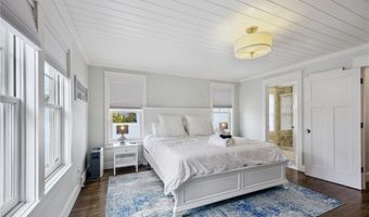 67 Caswell St, Narragansett, RI 02882