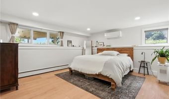 2 Buckingham St, Barrington, RI 02806