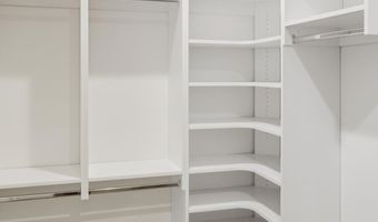 1534 Hannah Ln, Aberdeen, SD 57401