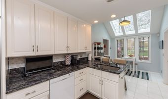 117 Royal Oak Dr, Aurora, OH 44202