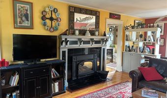 7 Boulevard E, Middletown, RI 02842