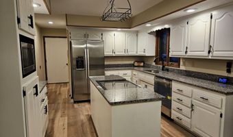 806 E Springfield St, Aurora, MO 65605