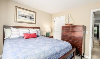18 Lawrence Ave 18, Danbury, CT 06810