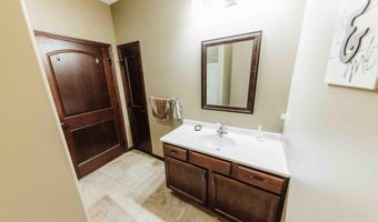 1716 Miller Ln, Aberdeen, SD 57401