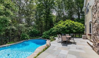 15 Logging Trail Ln, Brookfield, CT 06804