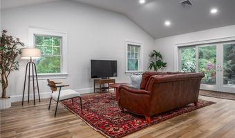 2 Cherry Ln, Bristol, RI 02809