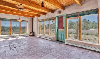 77 North Rd, Carson, NM 87517