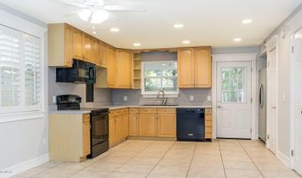 1396 MAIN St, Atlantic Beach, FL 32233