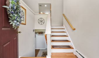 8 Brookview Ct, Bethel, CT 06801